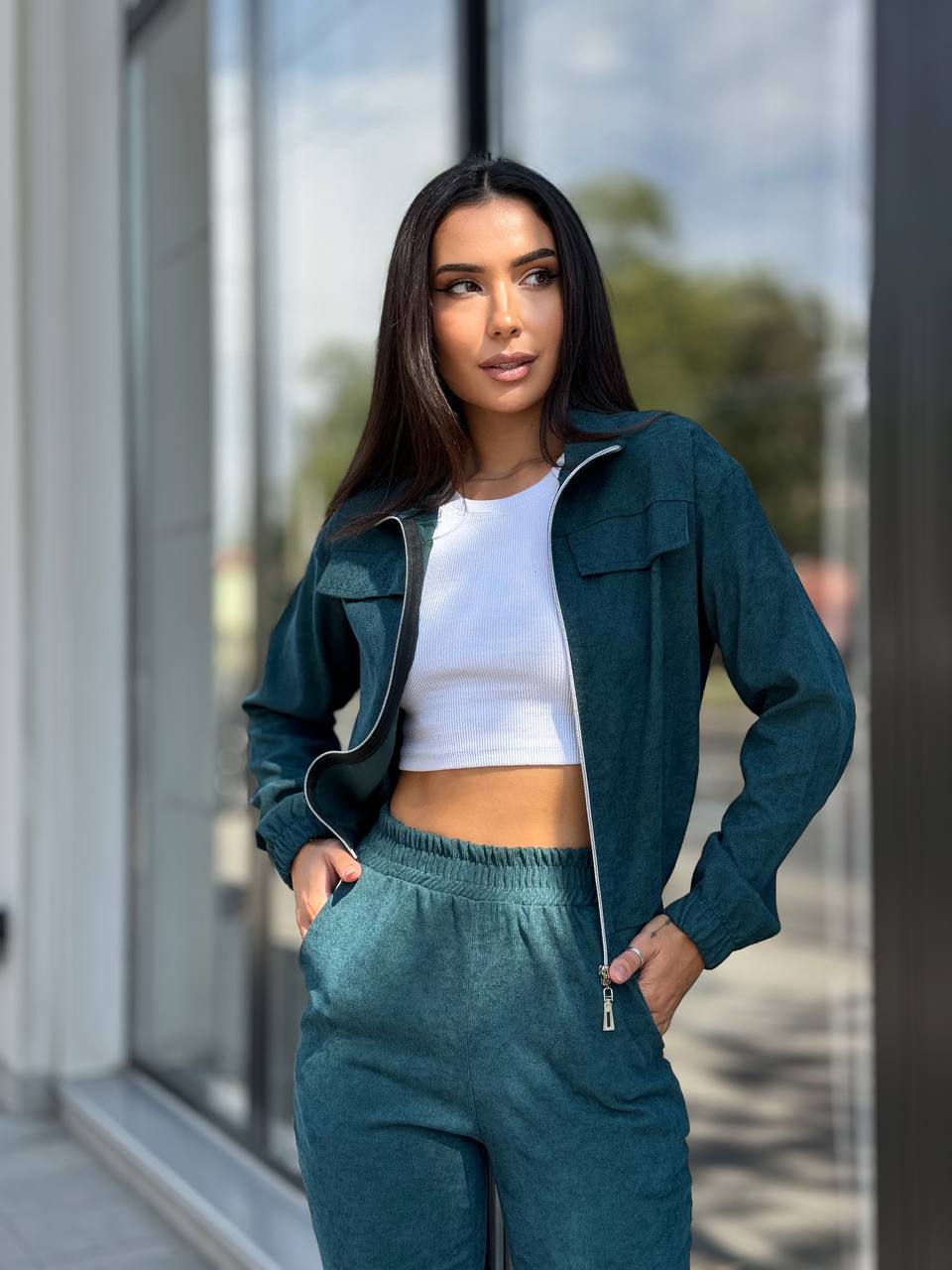 Прогулянковий костюм з мікро-вельвету на блискавцi смарагдового кольору 32338