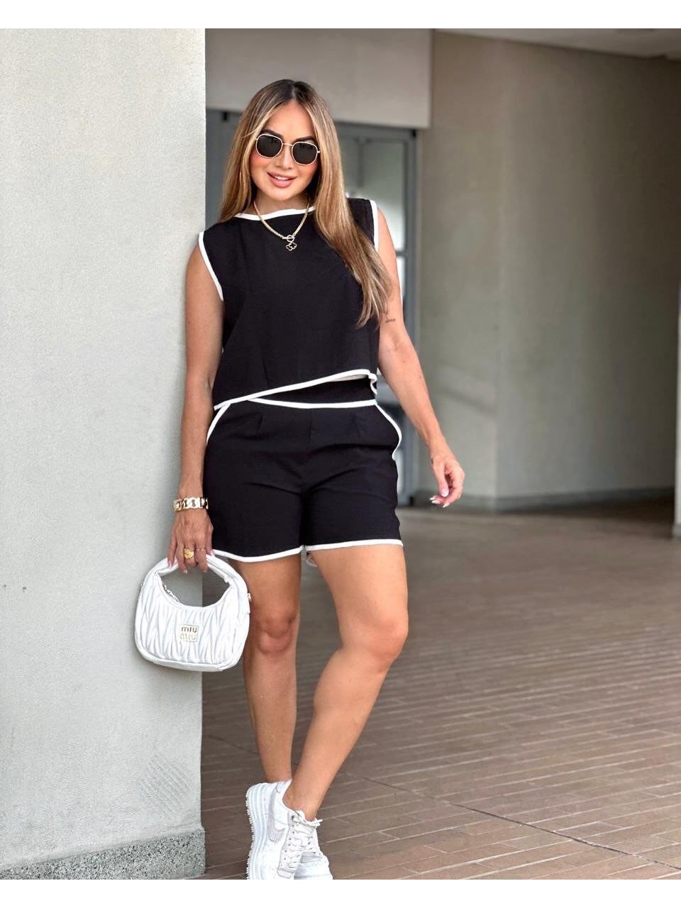Прогулянковий жіночий костюм із шортами чорного кольору 32674