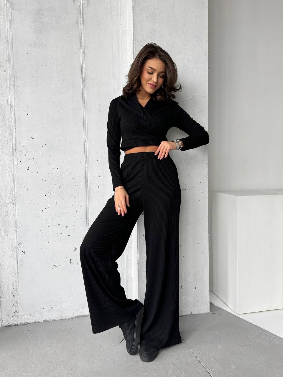 Прогулочный женский костюм в рубчик черного цвета 31107