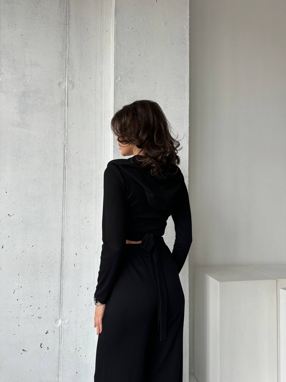 Прогулочный женский костюм в рубчик черного цвета 31107