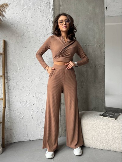 Прогулянковий жіночий костюм у рубчик кавового кольору 31110