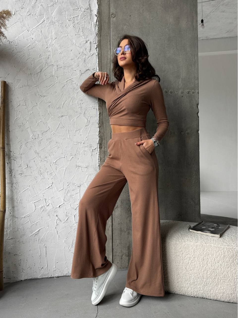 Прогулянковий жіночий костюм у рубчик кавового кольору 31110