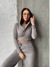 Прогулочный женский костюм в рубчик серого цвета 31108