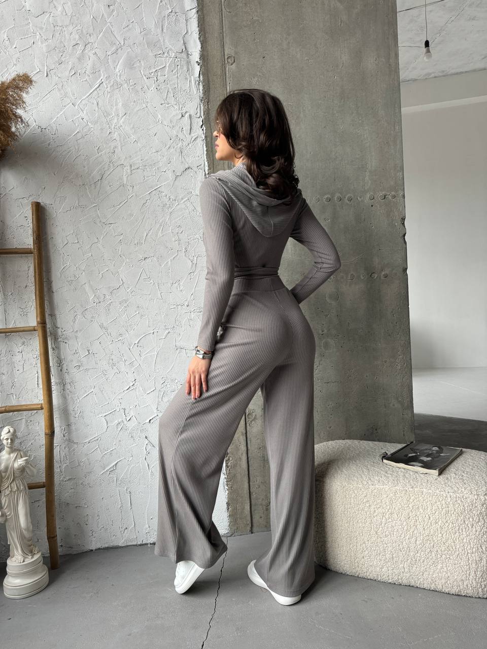 Прогулочный женский костюм в рубчик серого цвета 31108