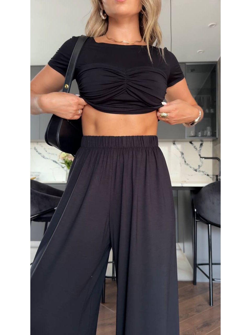 Прогулочный женский костюм черного цвета 34070