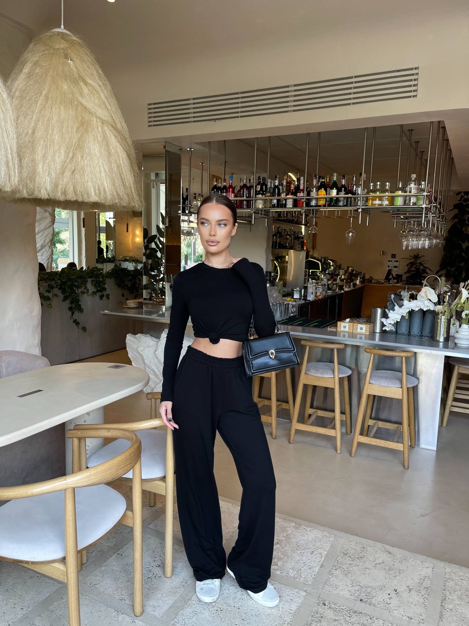 Прогулянковий жіночий костюм чорного кольору 34529