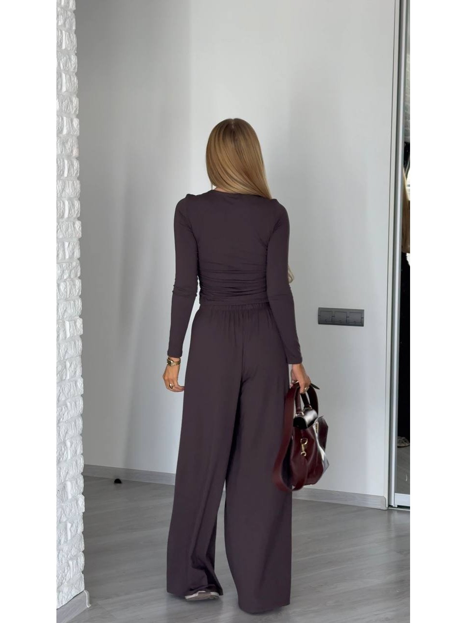 Прогулянковий жіночий костюм коричневого кольору 34731