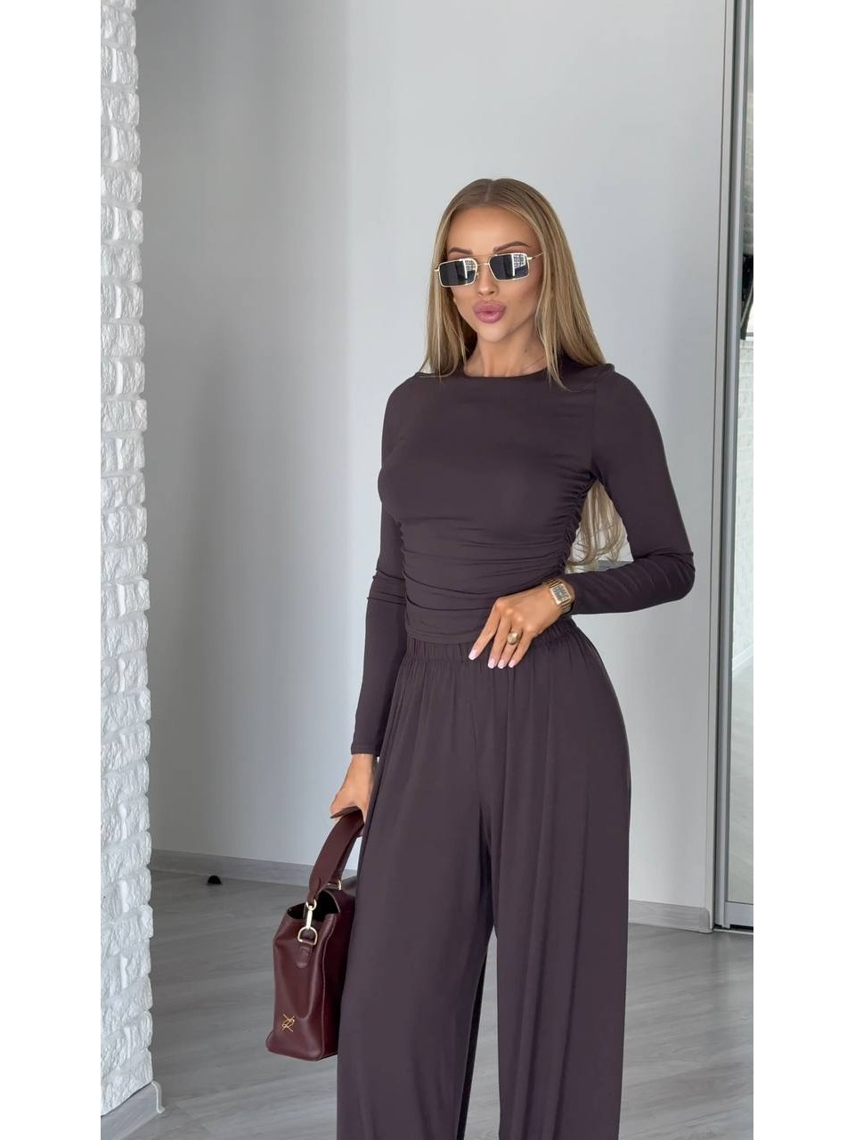 Прогулянковий жіночий костюм коричневого кольору 34731
