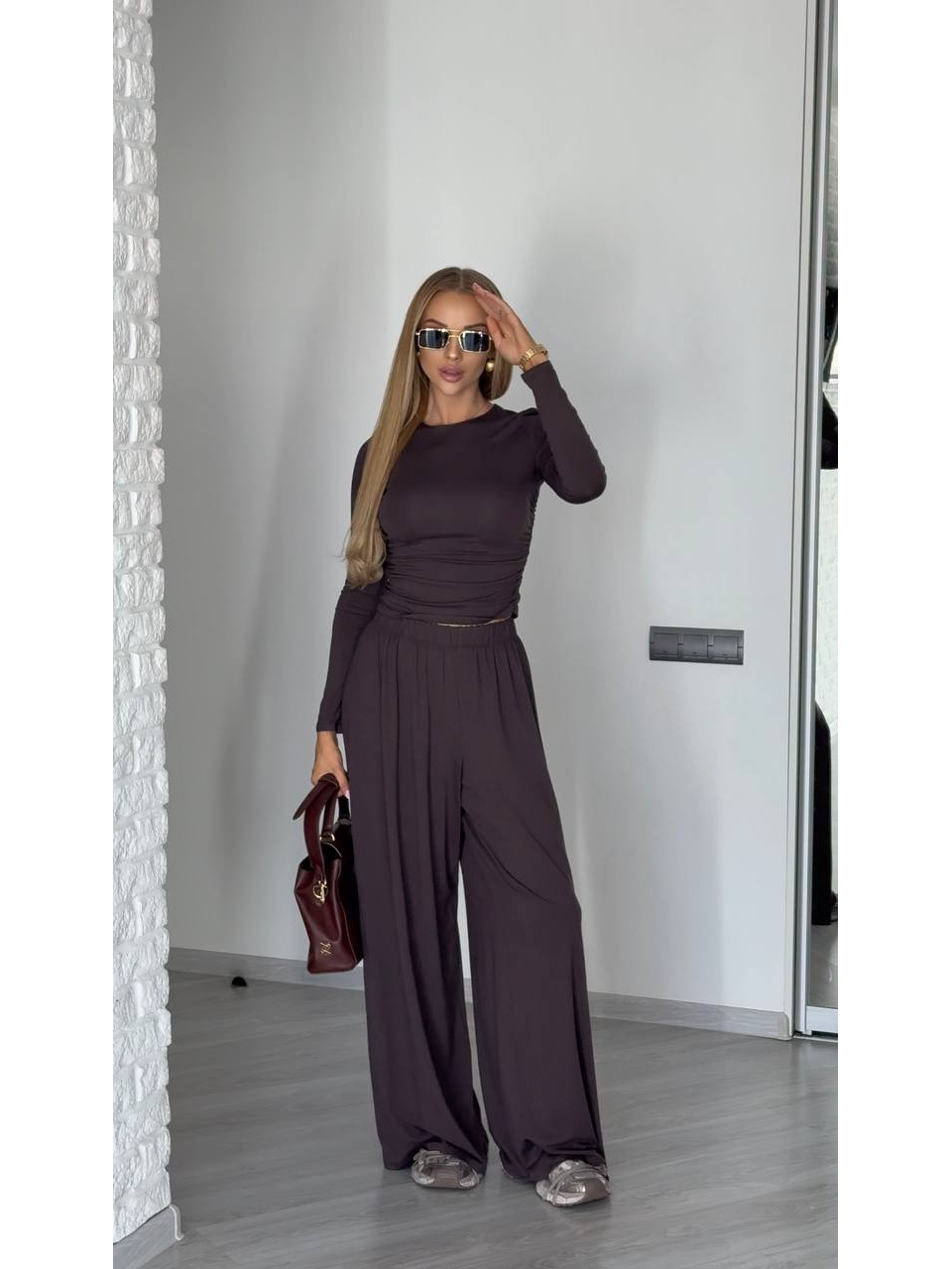 Прогулянковий жіночий костюм коричневого кольору 34731