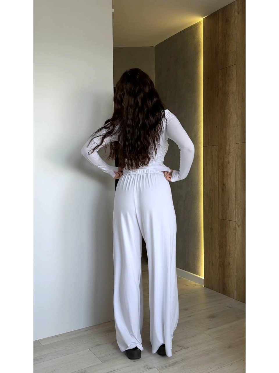 Прогулянковий жіночий костюм молочного кольору 34732