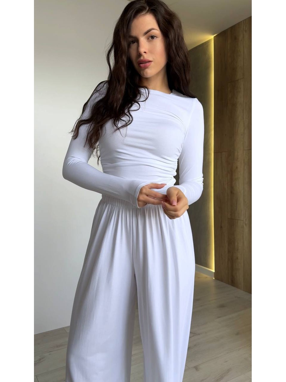 Прогулянковий жіночий костюм молочного кольору 34732