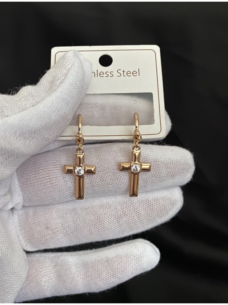 Серьги крестики с камешком круглый замок золотого цвета 33805