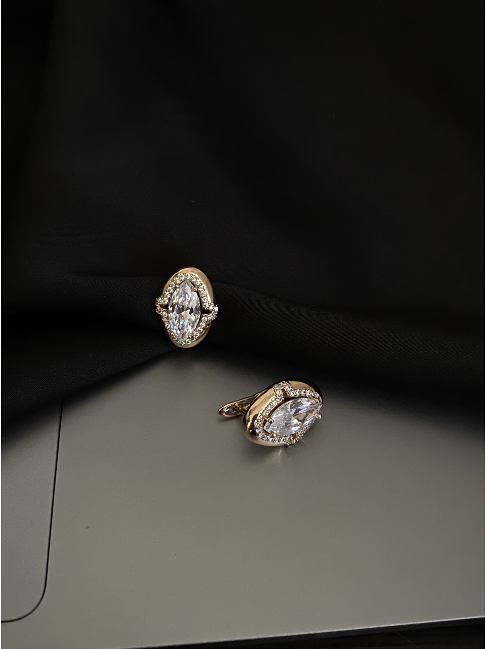 Сережки з великим каменем англійський замок золотого кольору 33834