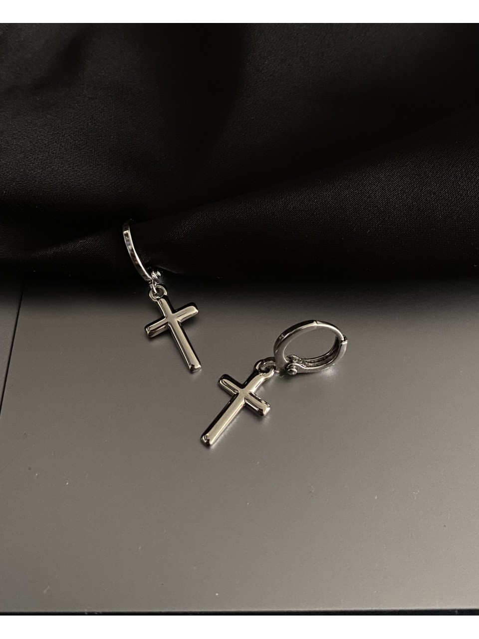 Сережки хрестики круглий замок срібного кольору 33833