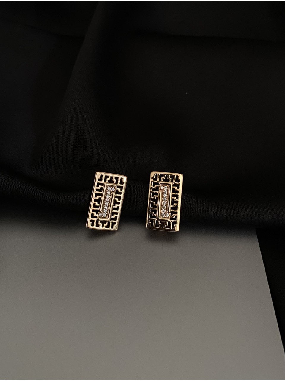 Прямокутні сережки англійський замок золотого кольору 33813