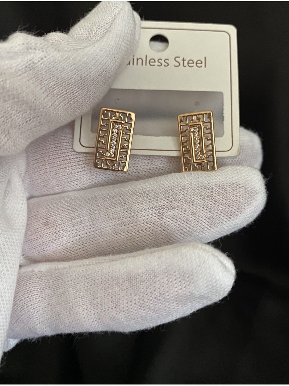 Прямокутні сережки англійський замок золотого кольору 33813