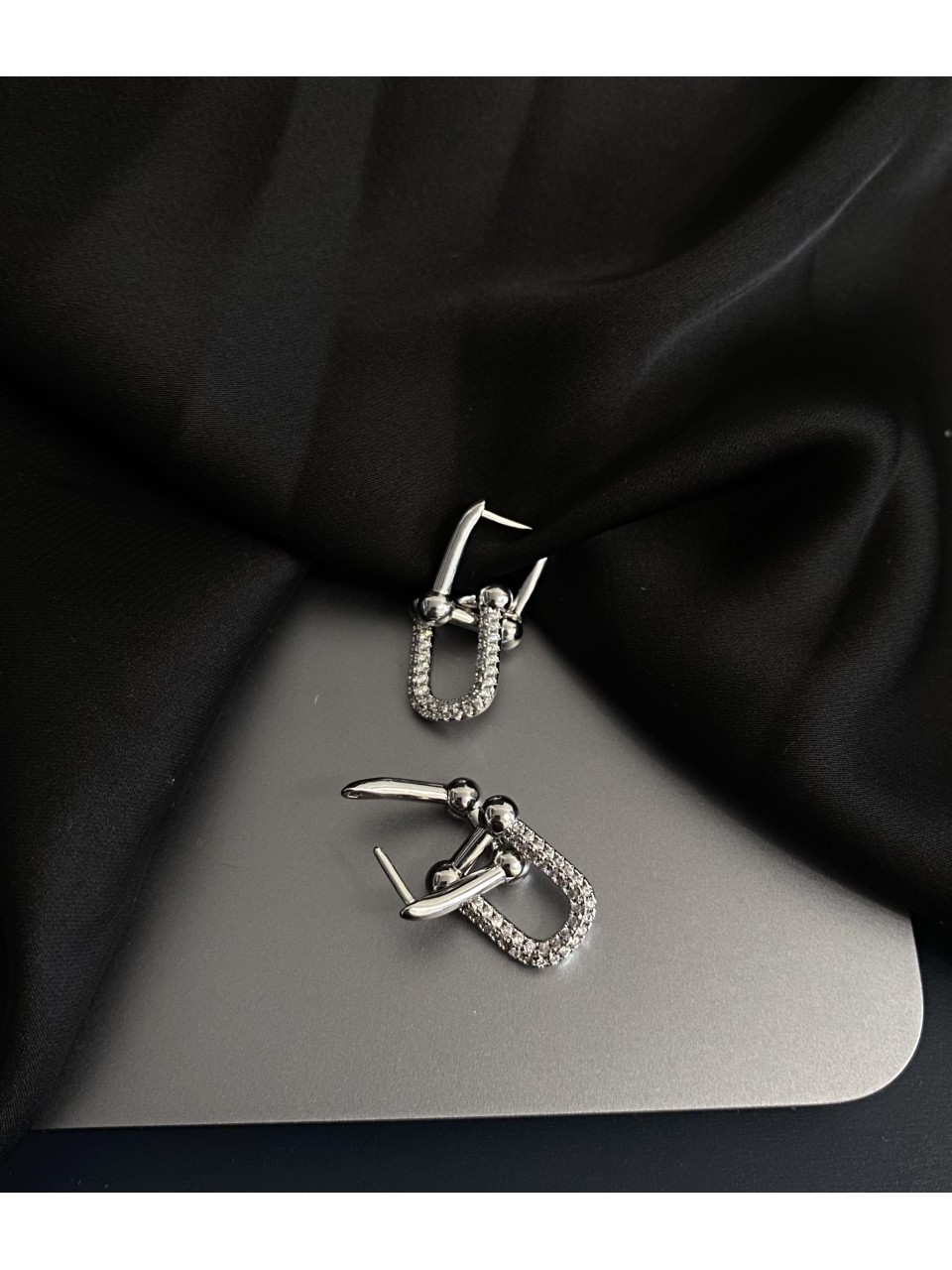 Сережки 2в1 з камінцями англійський замок срібного кольору 33745