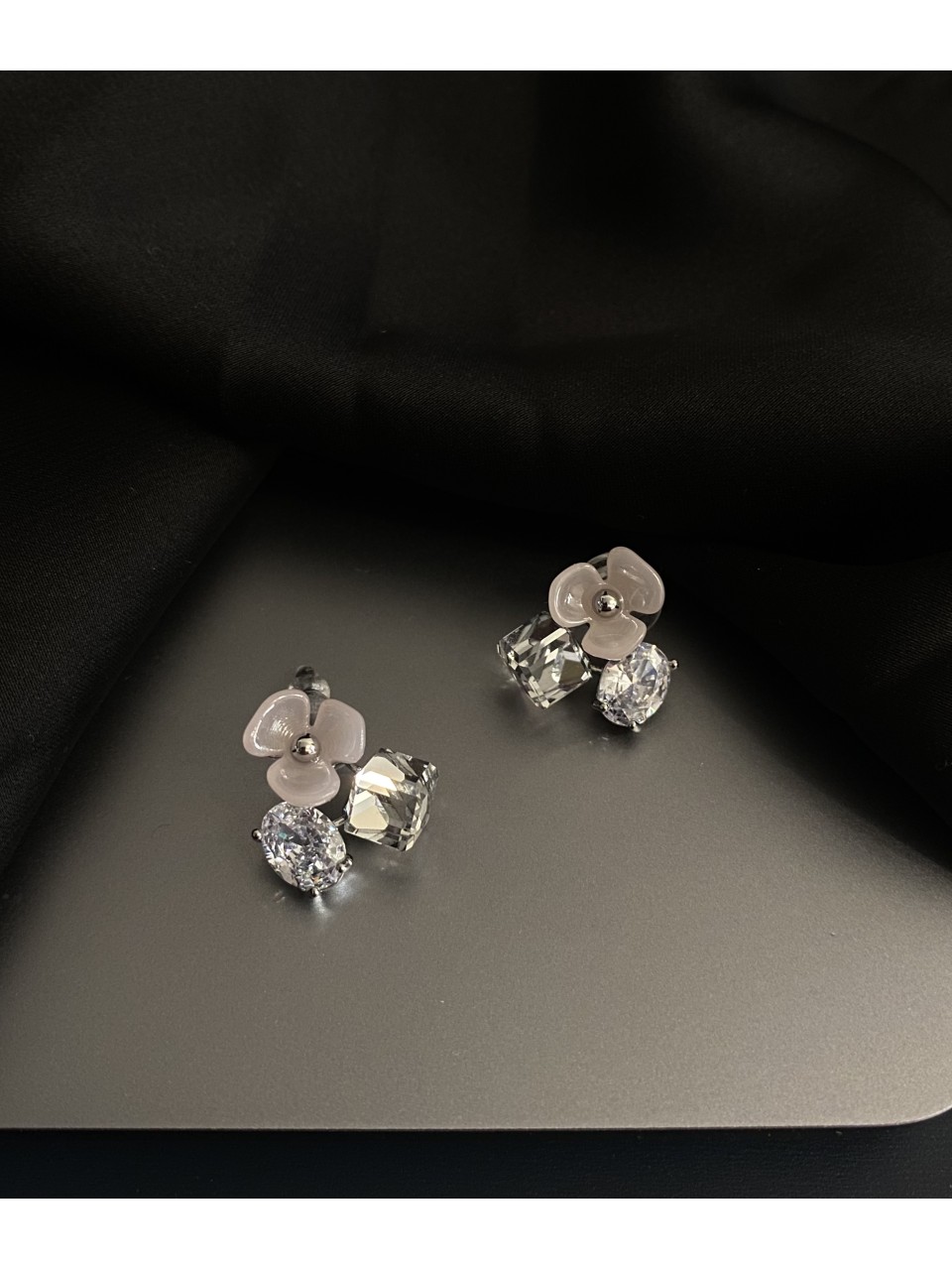Сережки Квіточка з камінцями застібка - пусет срібного кольору 33744