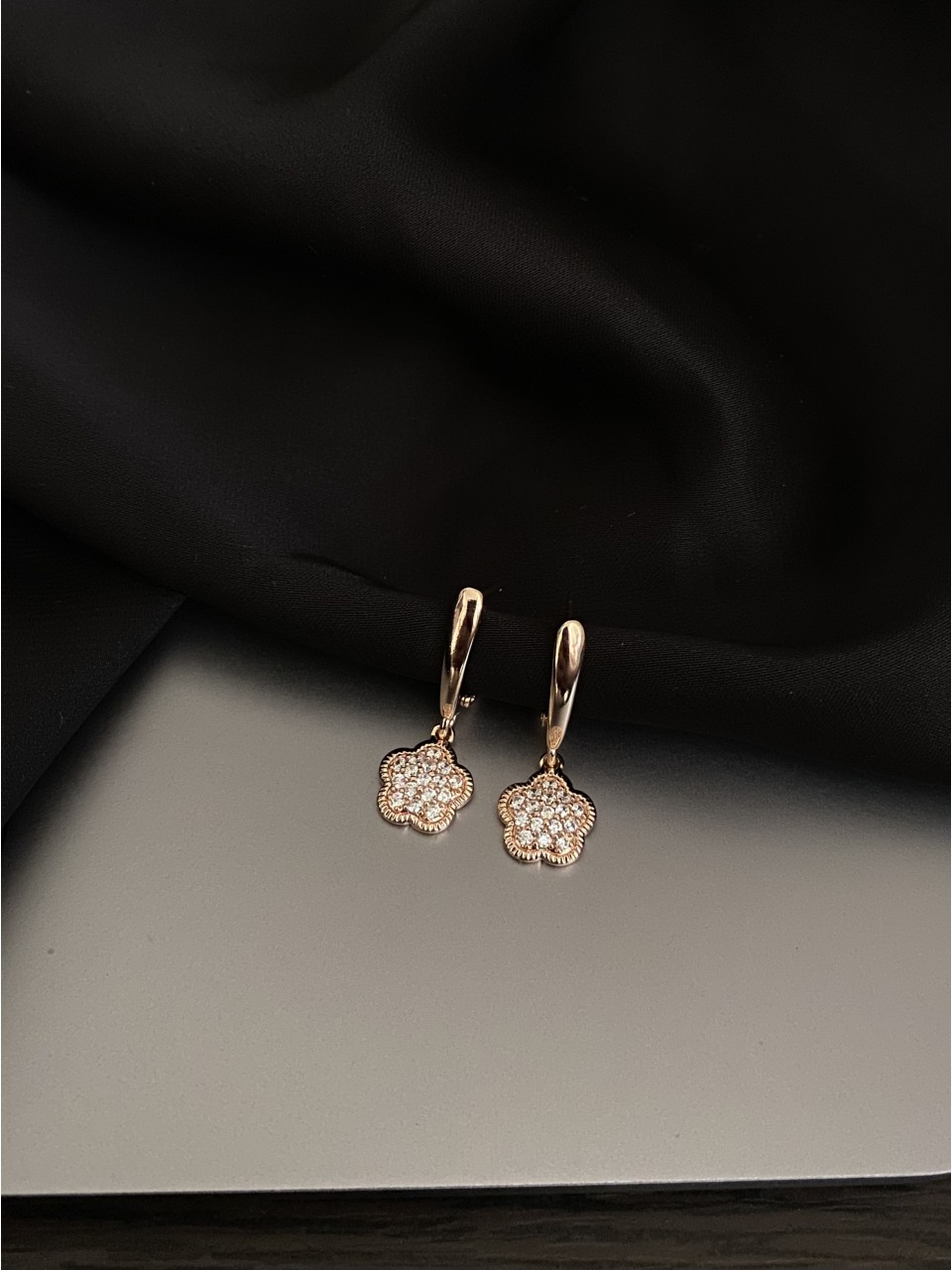 Серьги цветочек английский замок золотого цвета 33815