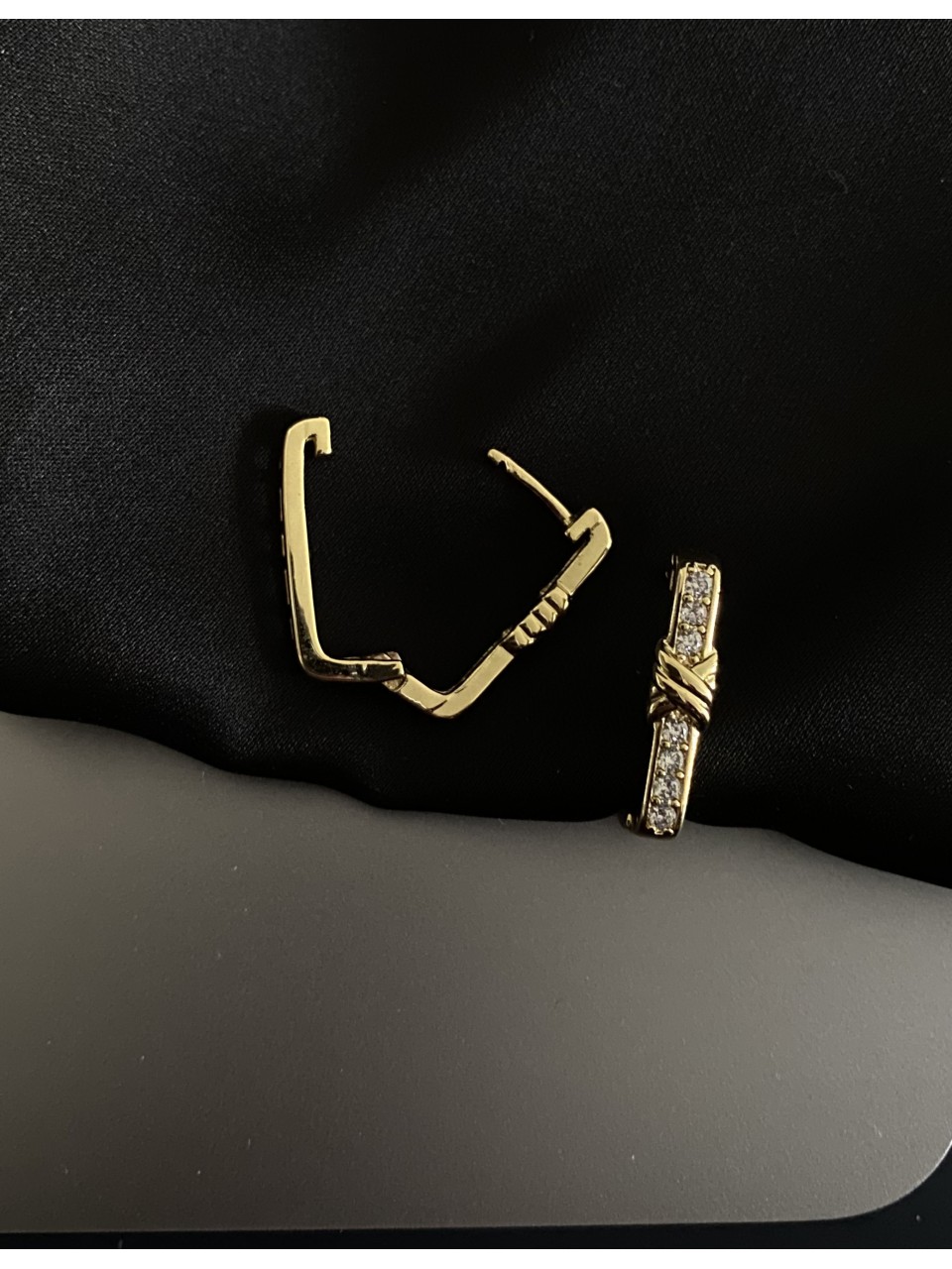 Сережки з камінчиками золотого кольору 31901