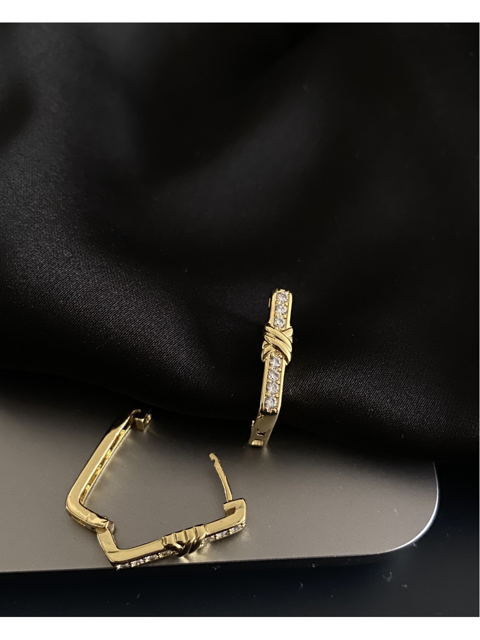 Сережки з камінчиками золотого кольору 31901