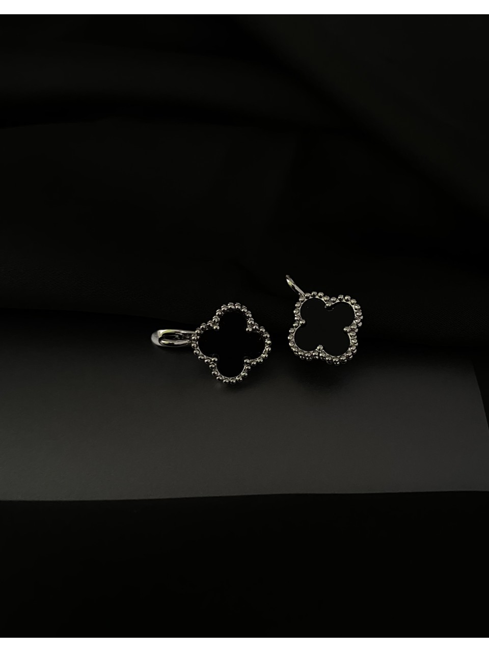 Сережки "Клевер" англійський замок срібного кольору 30610