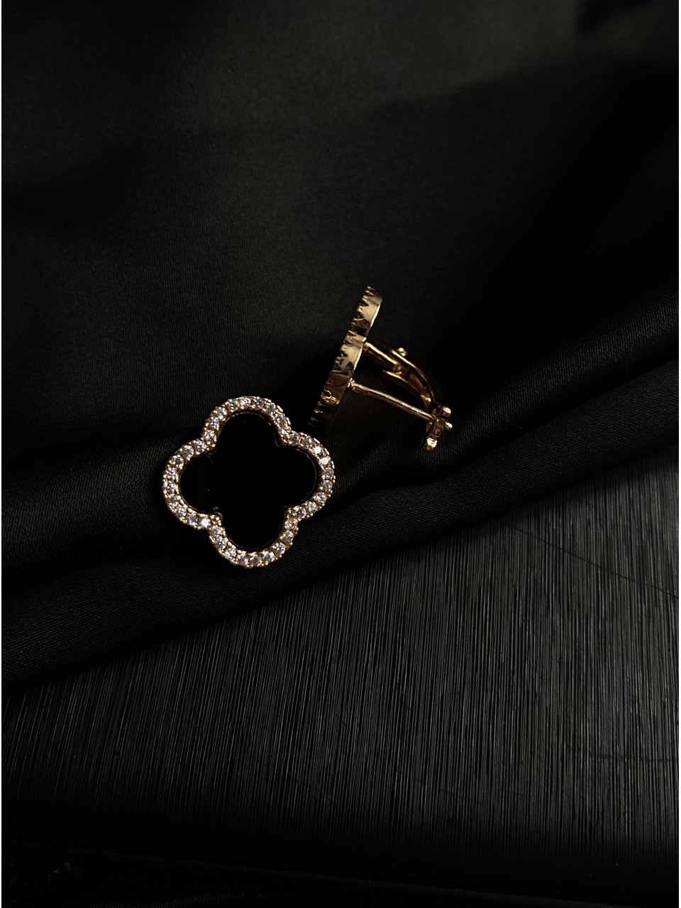 Сережки "Конюшина" з кристалами  золотого кольору 30718