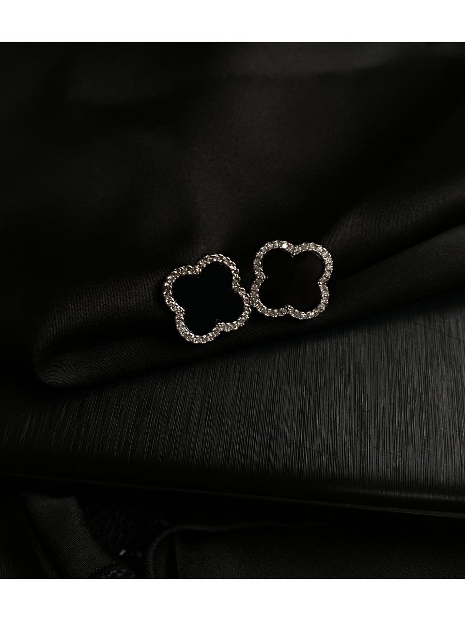 Сережки "Конюшина" з кристалами срібного кольору 30719