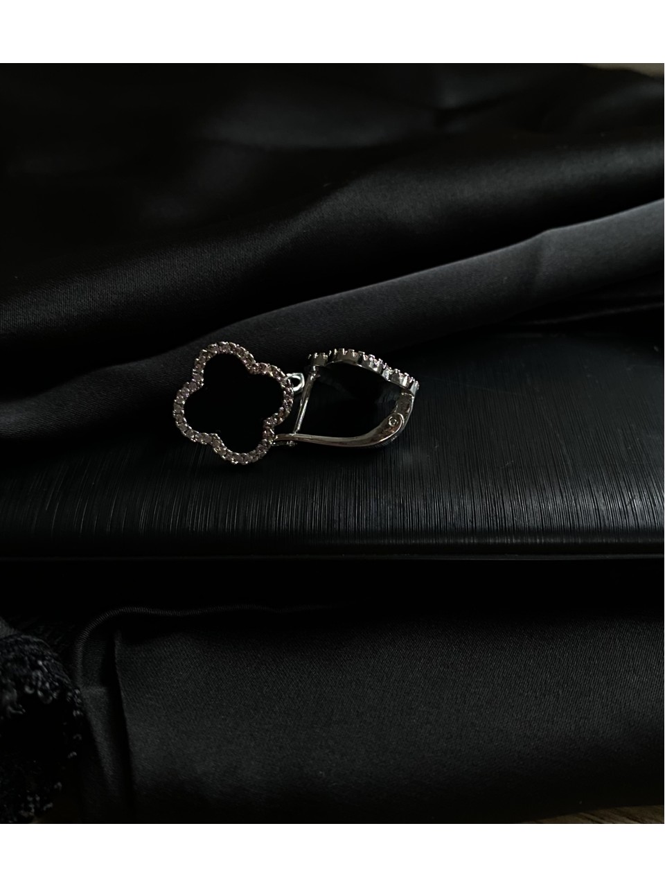 Сережки "Конюшина" з кристалами срібного кольору 30719