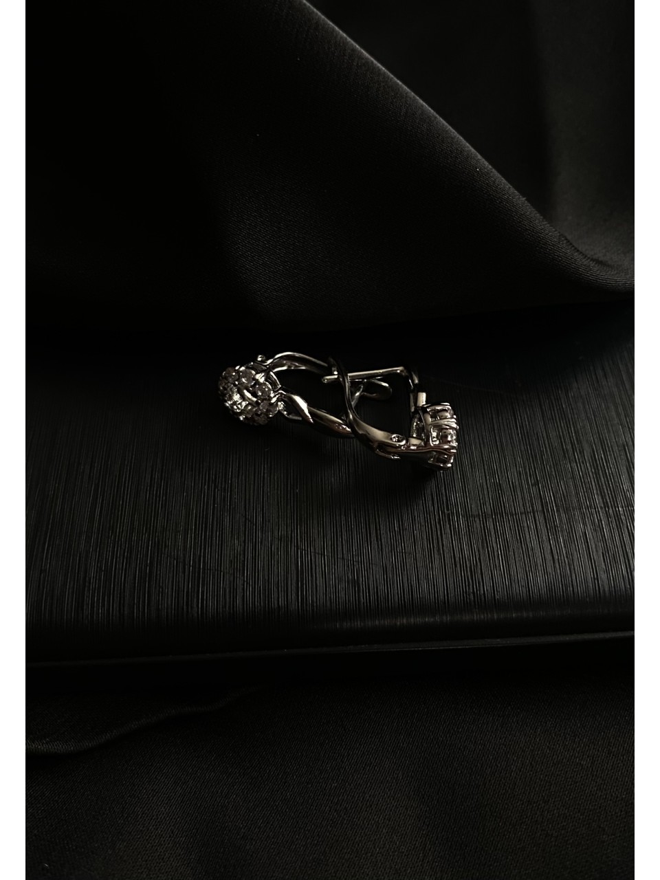 Сережки з камінням срібного кольору 30700