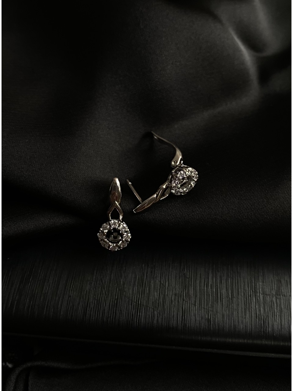 Сережки з камінням срібного кольору 30700