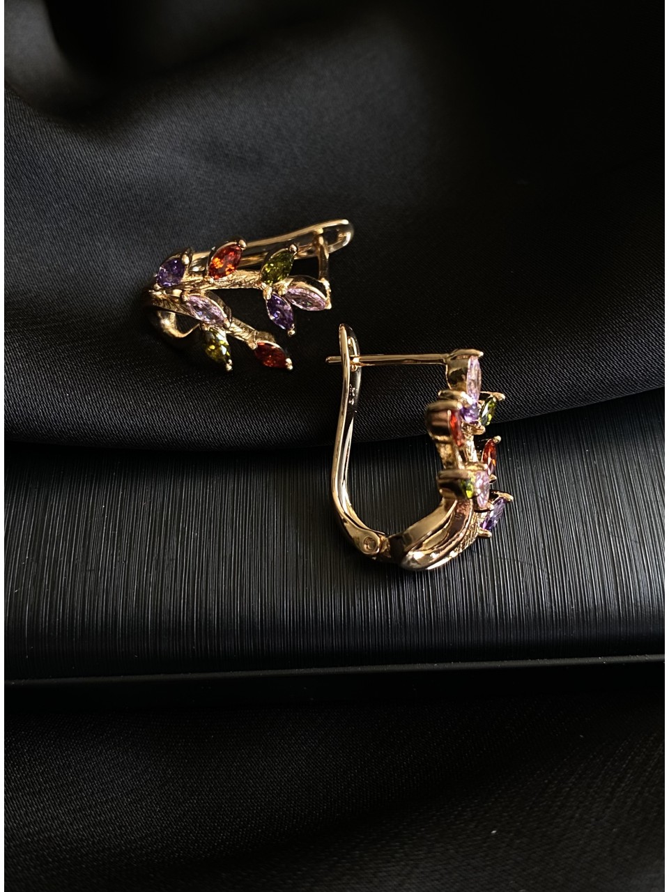 Сережки "Гілочка" англійський замок золотого кольору різнокольоровим камінчиком 31320
