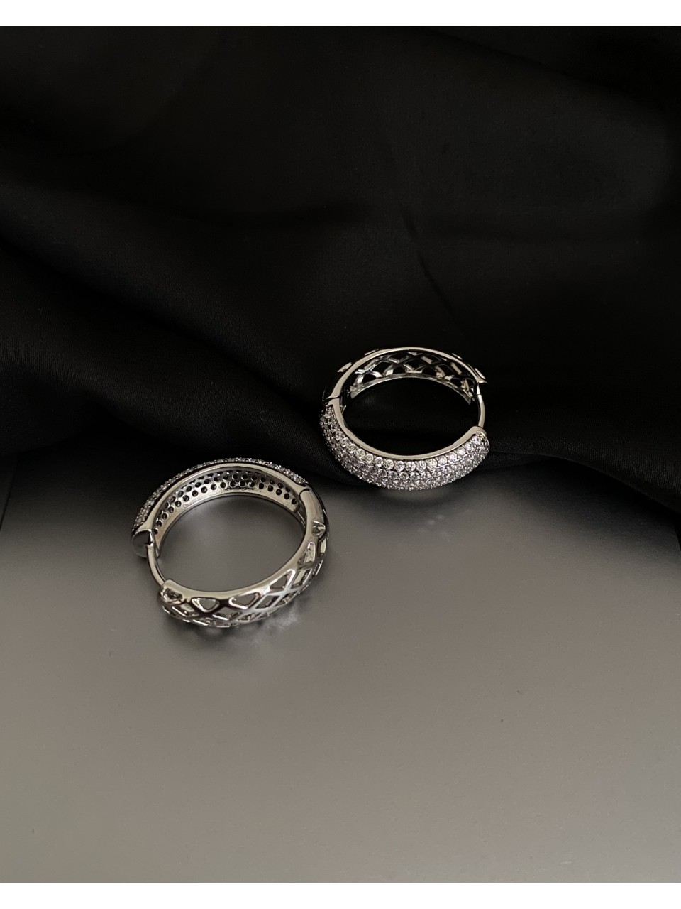 Серьги с камушками замок - кольцо серебряного цвета 32084