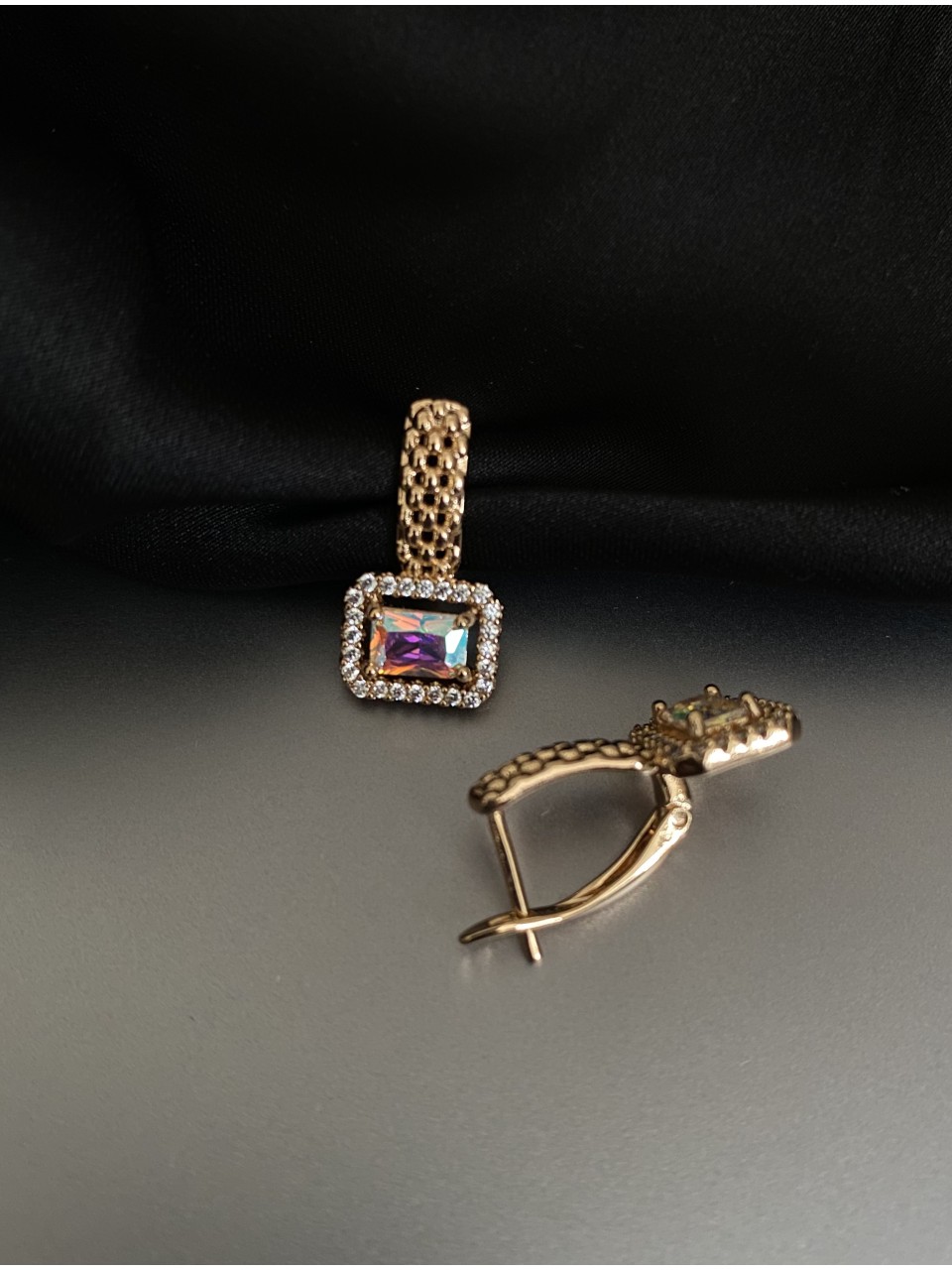 Серьги с камушками английский замок золотого цвета 32017