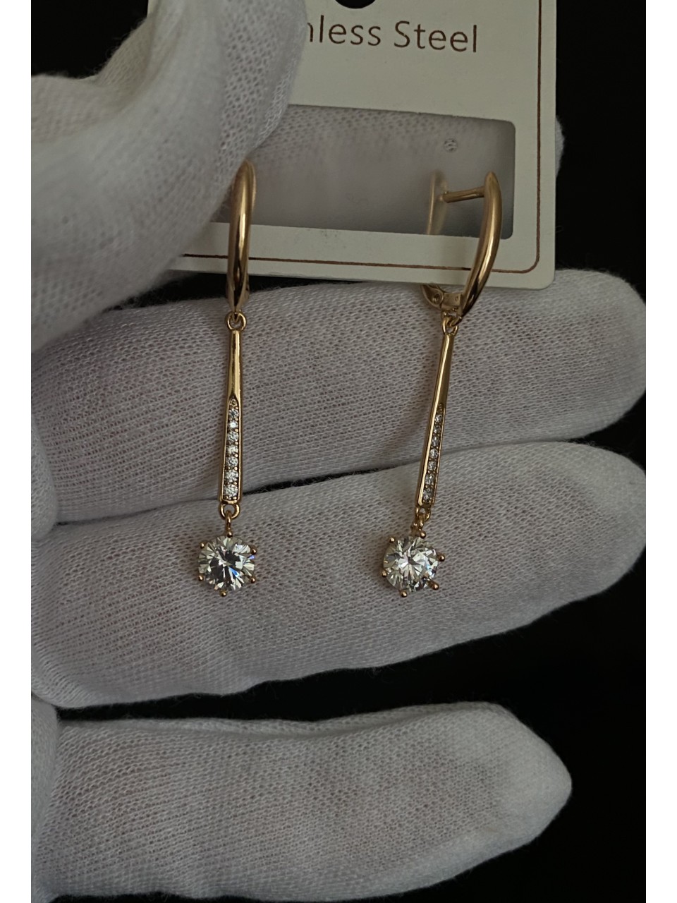 Сережки підвіски з камінцями англійський замок золотого кольору 32120