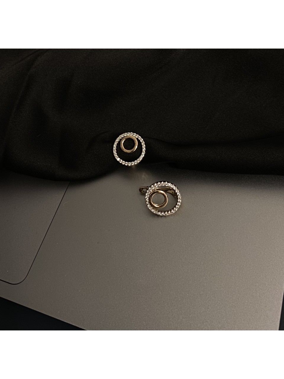 Сережки круглі з камінцями золотого кольору англійський замок 33354