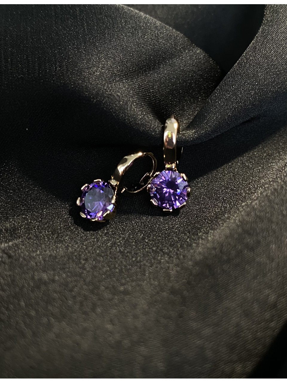 Сережки зі стразом фіолетового кольору 30617