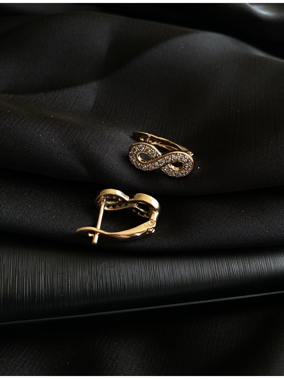 Серьги "бесконечность" английский замок золотого цвета с камушками 31324