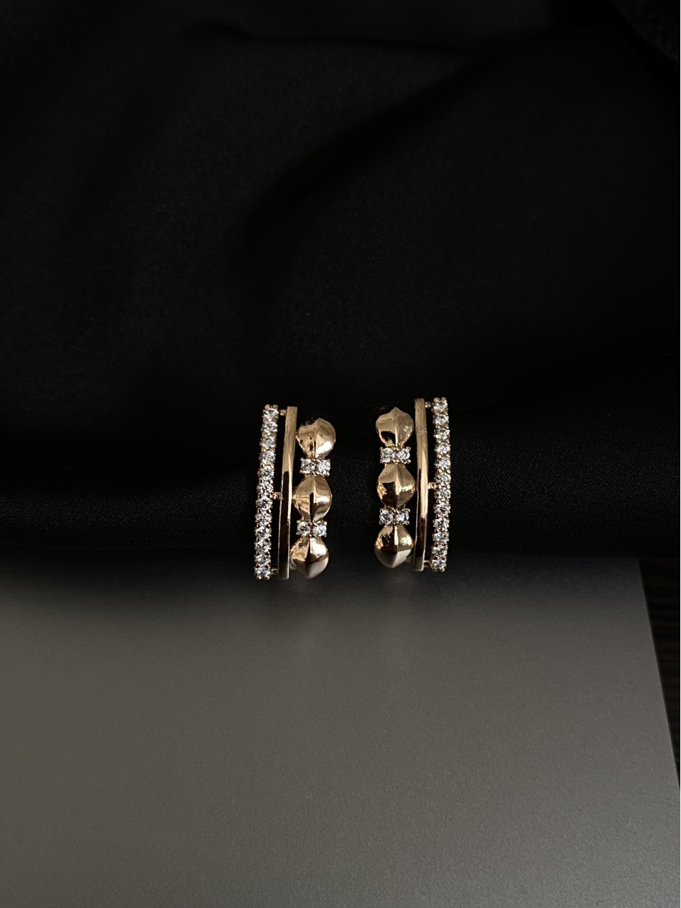 Сережки з маленькими камінчиками англійський замок золотого кольору. 31965