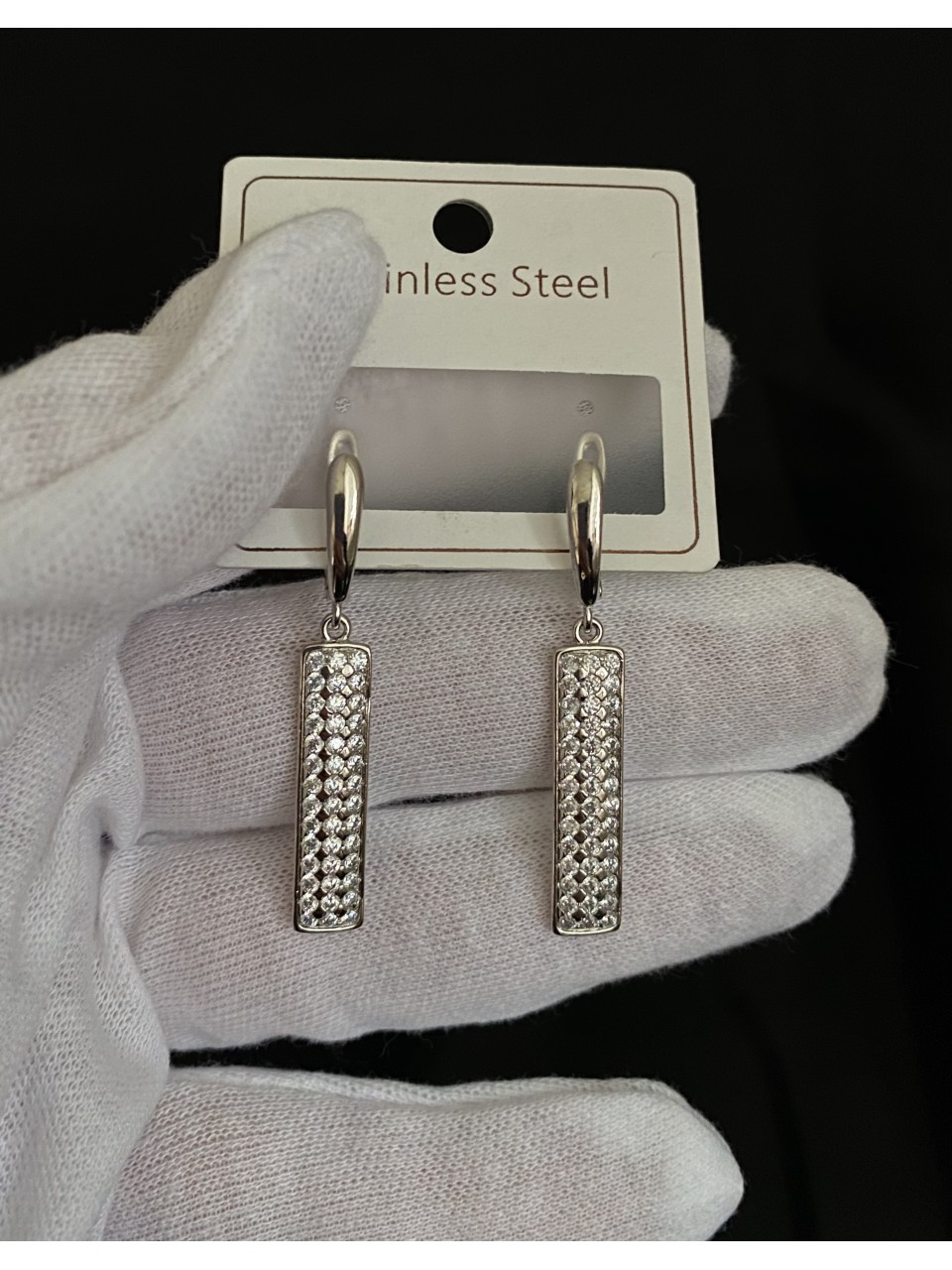 Циліндричні сережки з камінцями англійський замок срібного кольору 32121