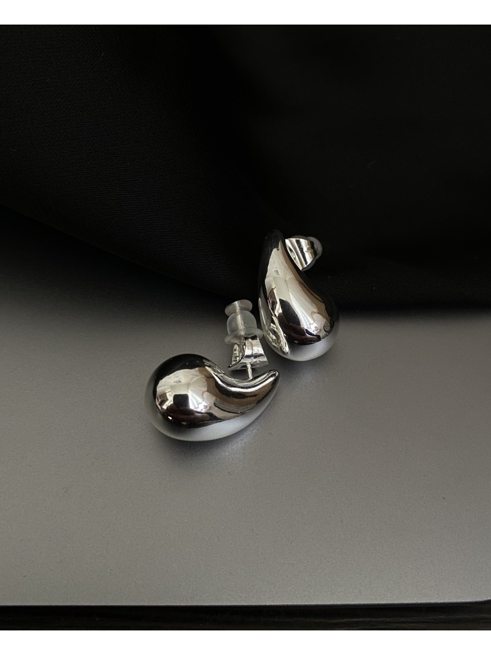 Сережки Краплі застібка - пусет срібного кольору 32596