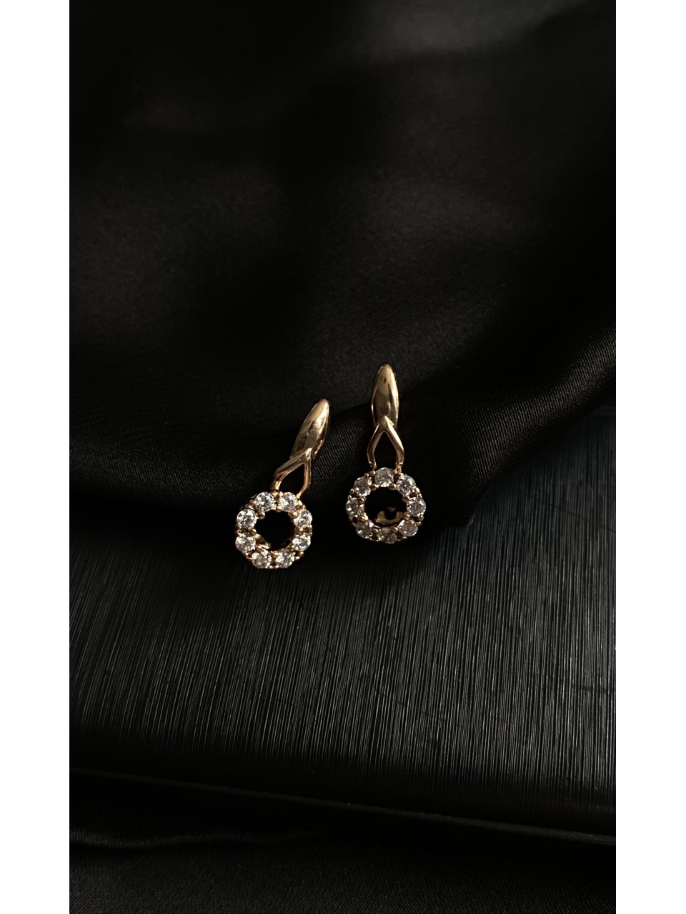 Сережки з камінням золотого кольору 30702