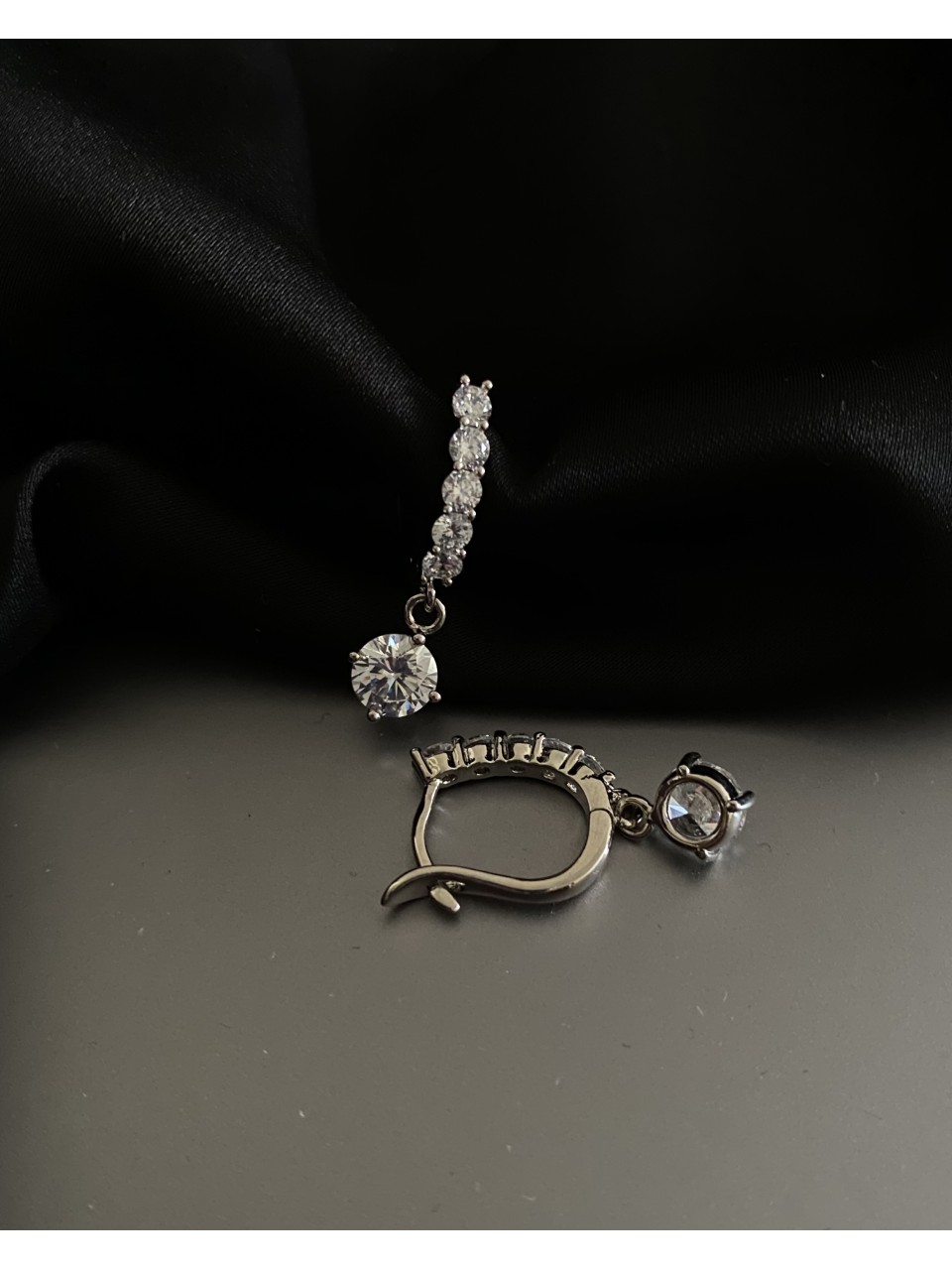 Сережки з камінням англійський замок срібного кольору 31902