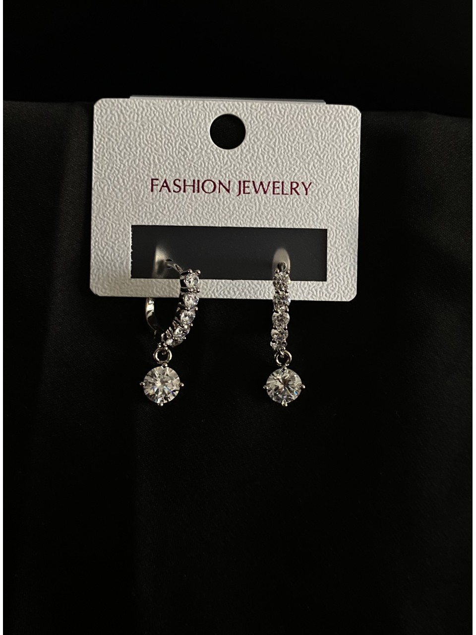 Сережки з камінням англійський замок срібного кольору 31902