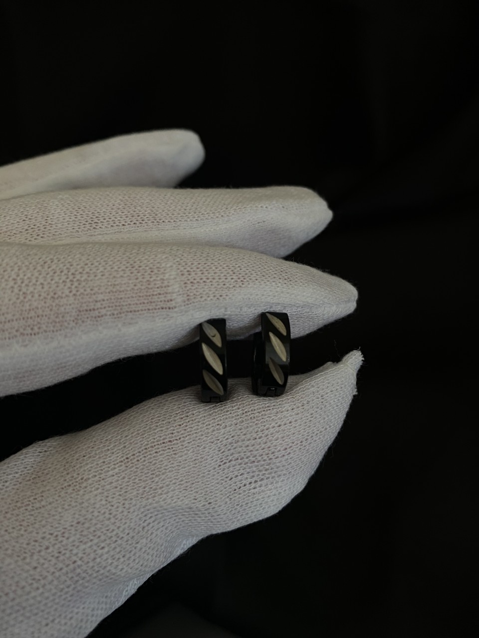 Сережки "Пелюстки" застібка - кільце чорного кольору 32011