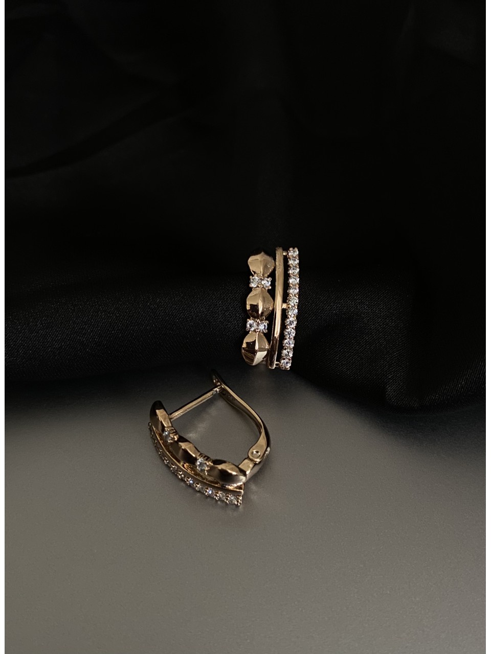 Сережки "Пелюстки" застібка - кільце чорного кольору 32011