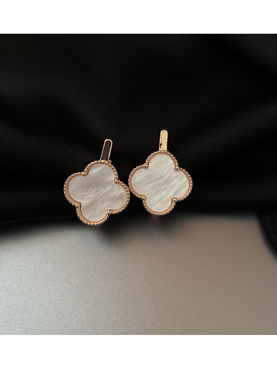 Сережки біла конюшина золотого кольору англійський замок 32809