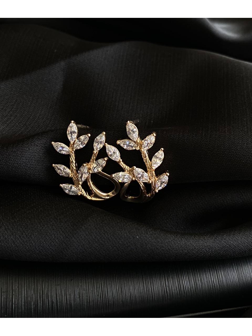 Серьги "Веточка" английский замок золотого цвета с белым камушком 31321