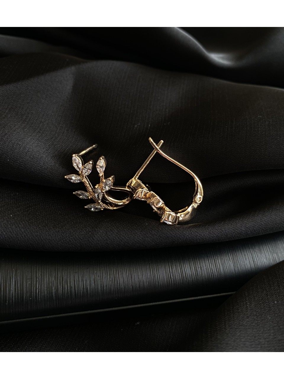 Серьги "Веточка" английский замок золотого цвета с белым камушком 31321