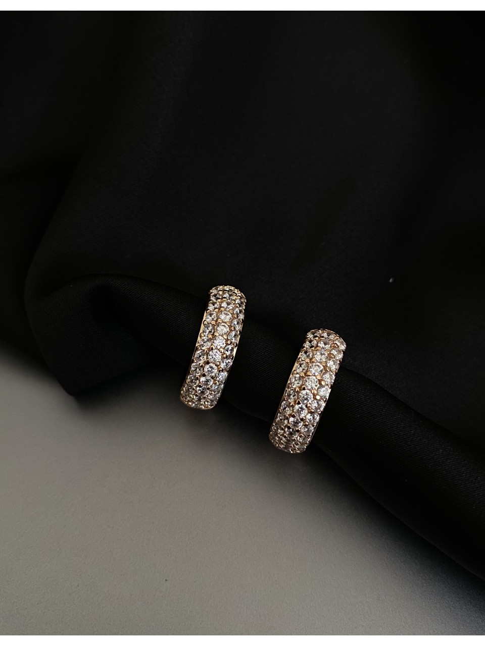 Сережки каблучки з камінцями круглий замок золотого кольору 32016